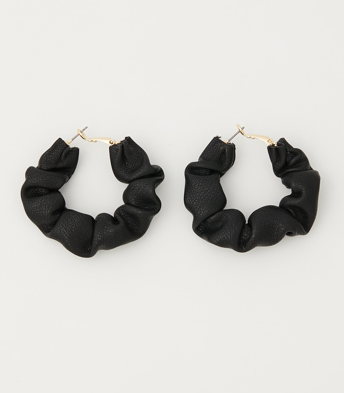 FAUX LEATHER GATHER EARRINGS/フェイクレザーギャザーピアス 詳細画像 BLK 1