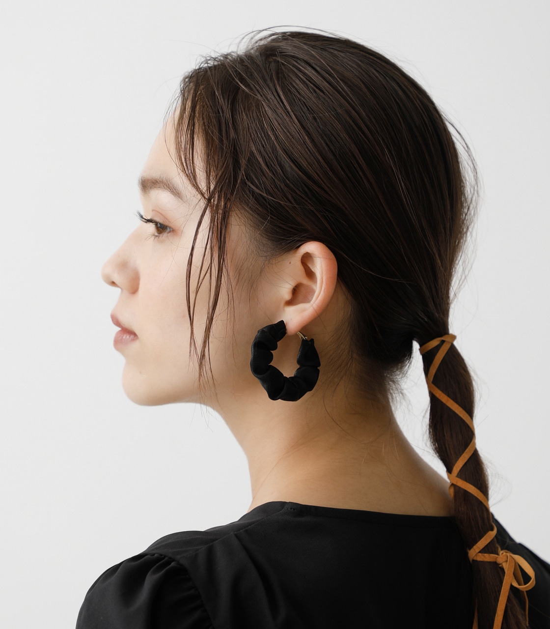FAUX LEATHER GATHER EARRINGS/フェイクレザーギャザーピアス