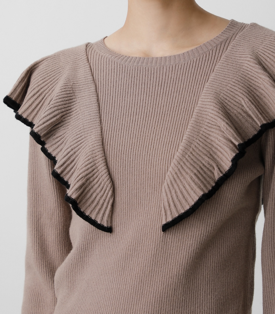 FRONT FRILLED KNIT TOPS/フロントフリルニットトップス｜AZUL BY