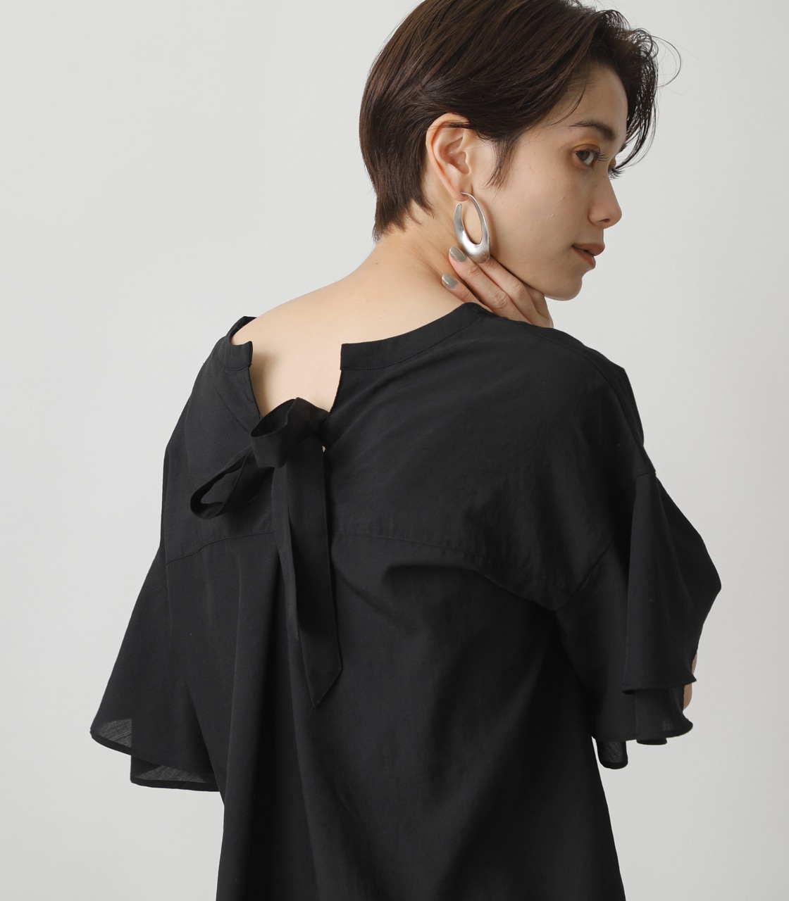 BACK RIBBON FRILL BLOUSE/バックリボンフリルブラウス｜AZUL BY