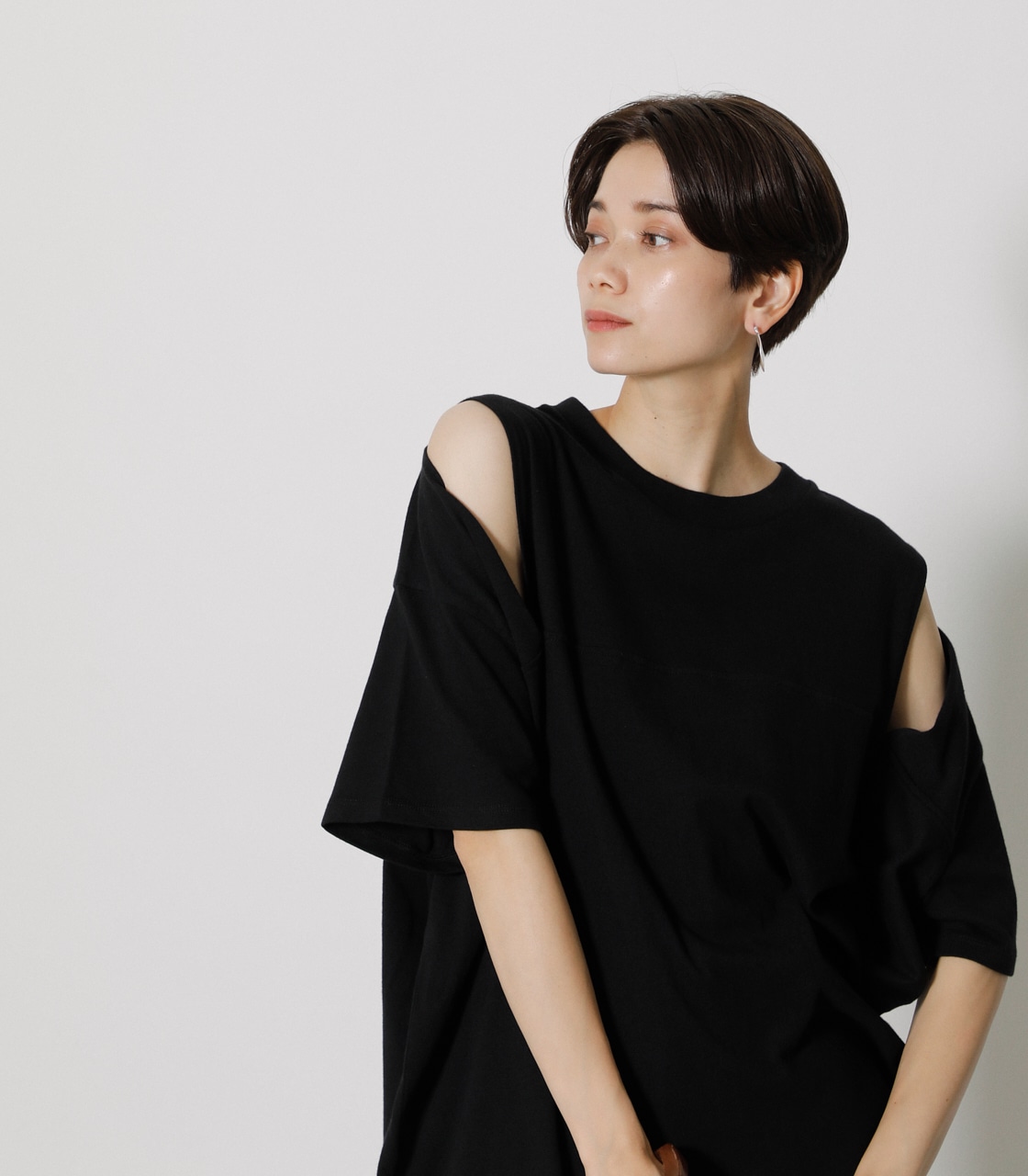 SHOULDER SLIT CUT TOPS/ショルダースリットカットトップス｜AZUL BY 