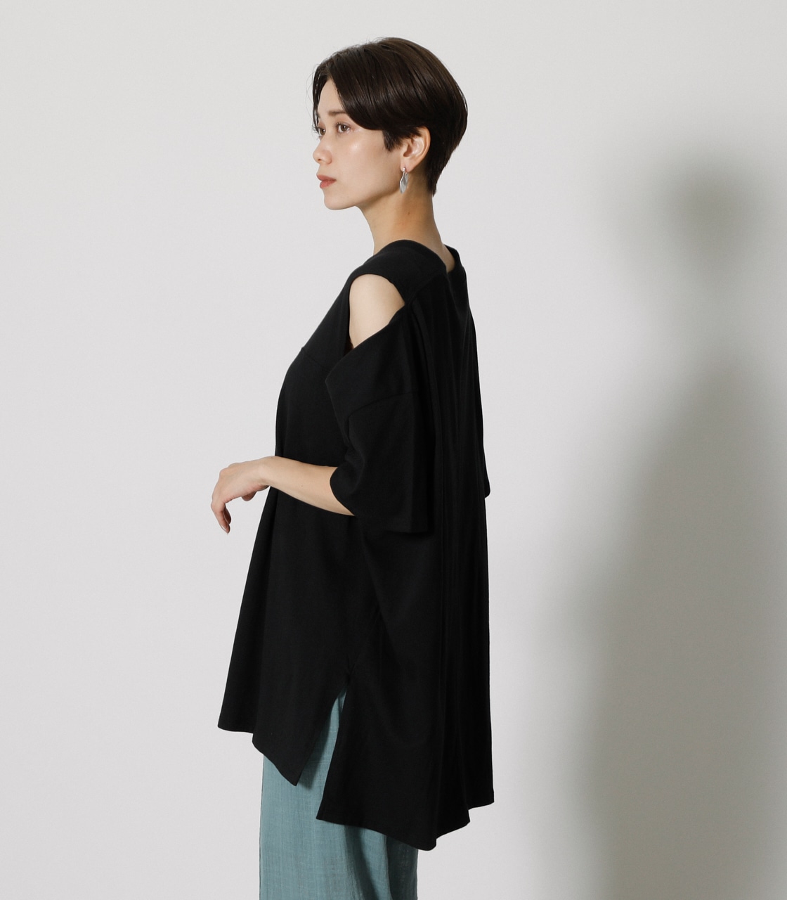 SHOULDER SLIT CUT TOPS/ショルダースリットカットトップス｜AZUL BY