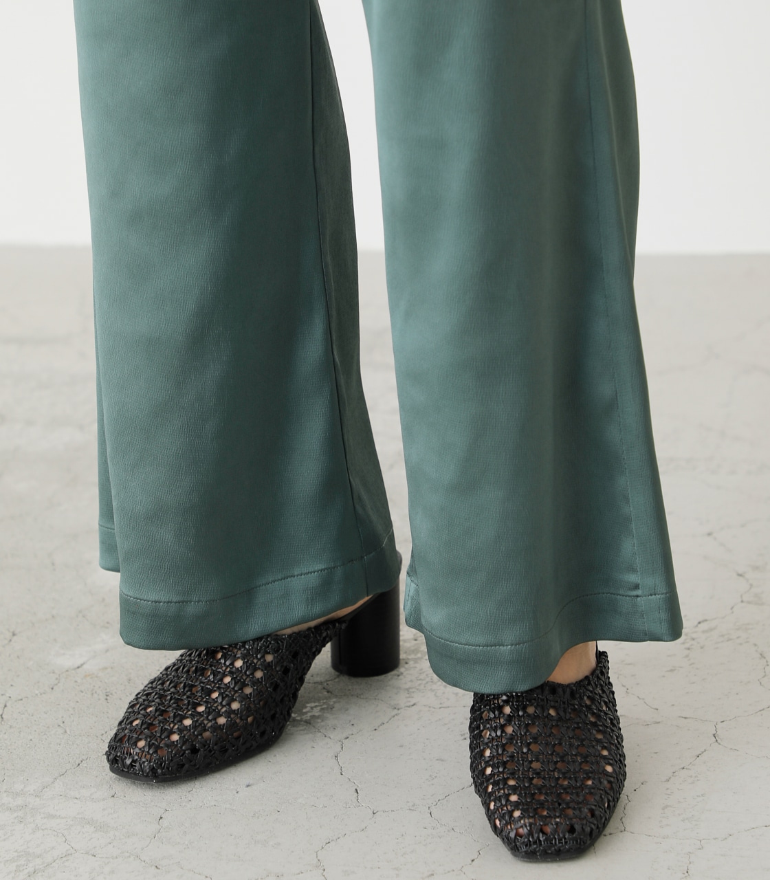 SNAKE SATIN RELAX PANTS/スネイクサテンリラックスパンツ｜AZUL BY MOUSSY（アズールバイマウジー）公式通販サイト