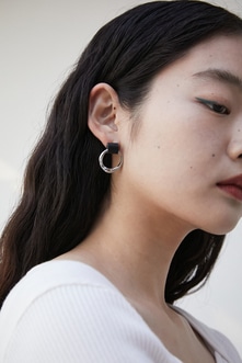 FAUX LEATHER × METAL EARRINGS/フェイクレザー×メタルピアス 詳細画像