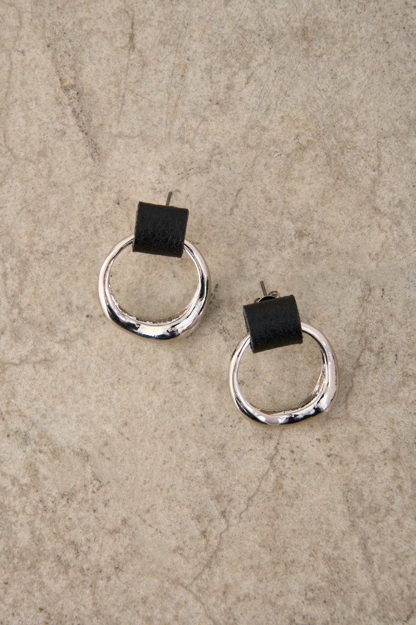 FAUX LEATHER × METAL EARRINGS/フェイクレザー×メタルピアス 詳細画像 BLK 1