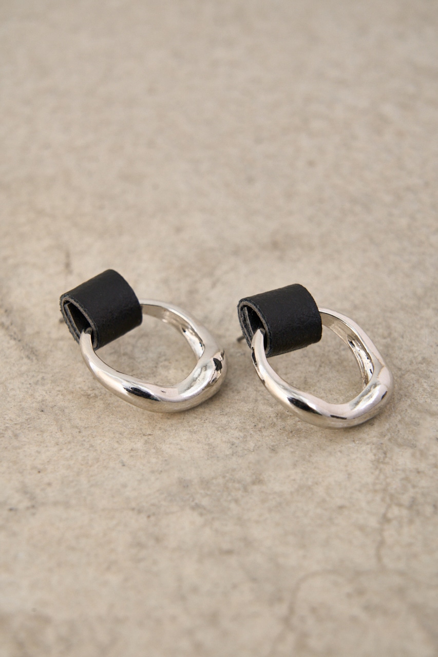 FAUX LEATHER × METAL EARRINGS/フェイクレザー×メタルピアス 詳細画像 BLK 2