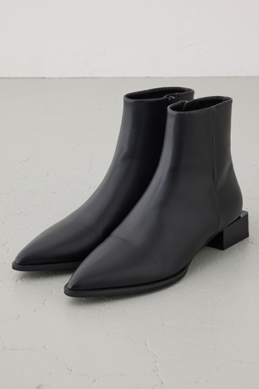 ポインテッドローヒールブーツ