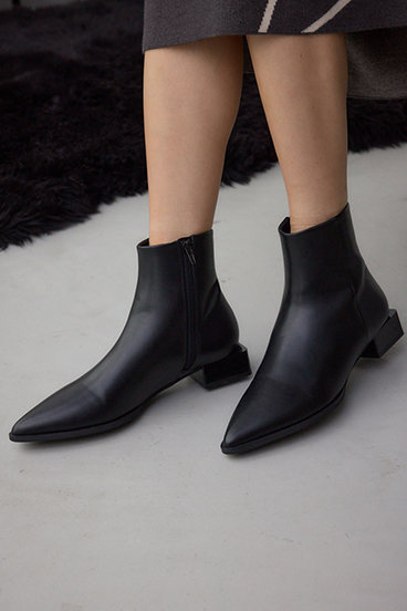 ポインテッドローヒールブーツ