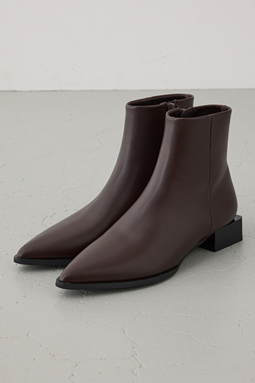 ポインテッドローヒールブーツ