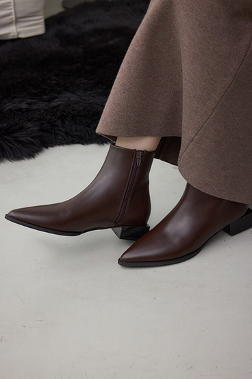 ポインテッドローヒールブーツ