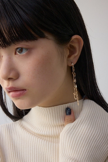 Uチェーンスウィングピアス