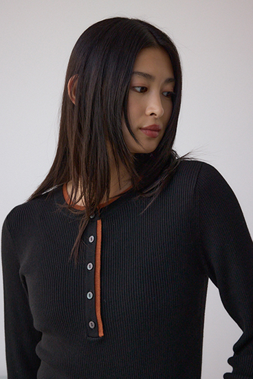 格上げ ヘンリーネックデザインニットトップス 詳細画像