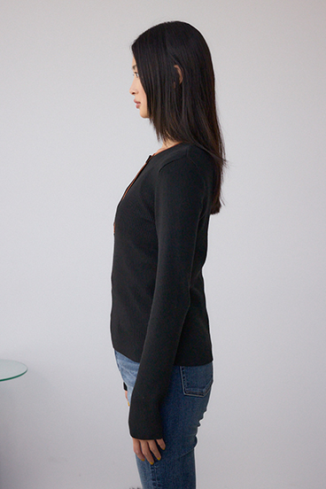 格上げ ヘンリーネックデザインニットトップス 詳細画像