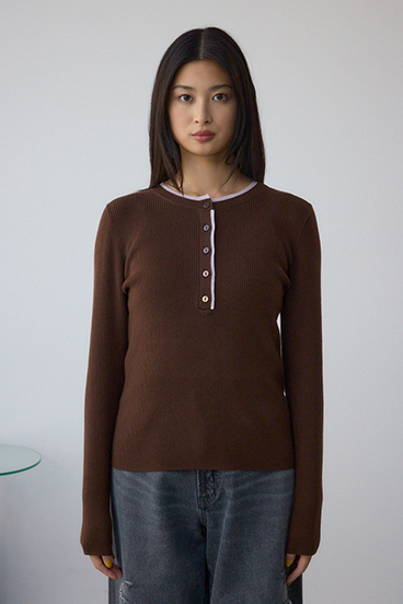 格上げ ヘンリーネックデザインニットトップス 詳細画像