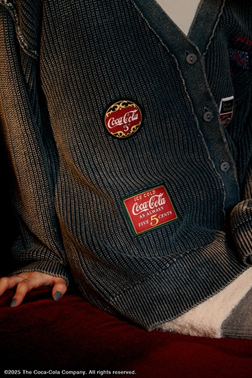 【Coca-Cola®｜AZUL】ワッペンカーディガン 詳細画像