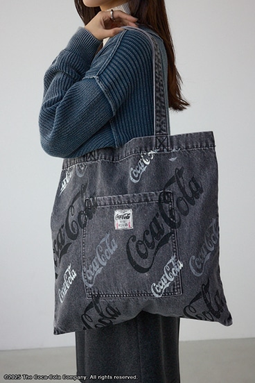 【Coca-Cola®｜AZUL】 総柄トートバッグ