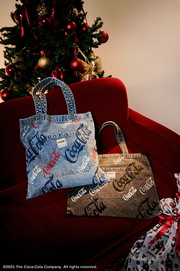 【Coca-Cola®｜AZUL】 総柄トートバッグ