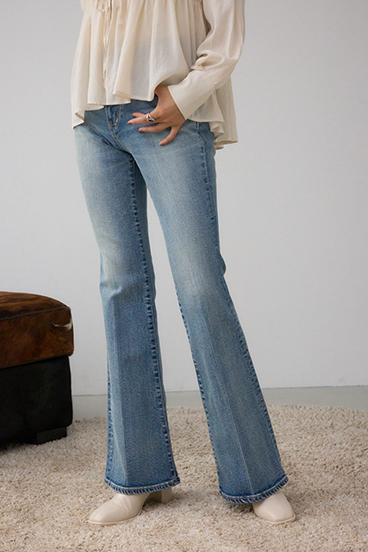 AZUL DENIM センタープレスセミフレアデニム