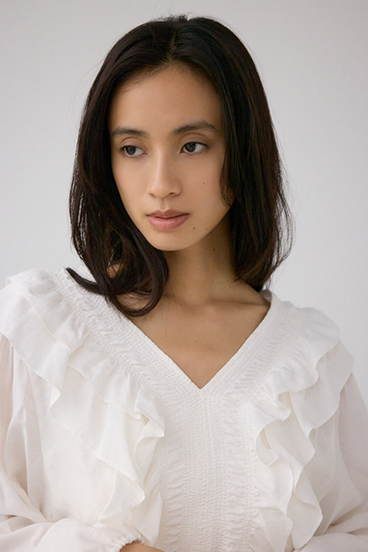 ラッフルショルダー長袖ブラウス