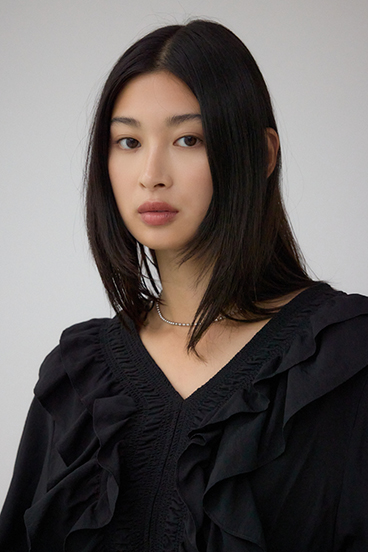 ラッフルショルダー長袖ブラウス