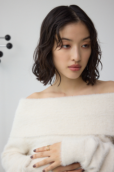 モヘヤライクオフショルダーニット