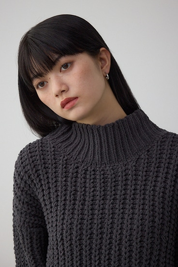 マットモールクロップドハイネックニット