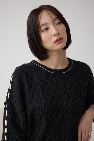 ステッチデザインケーブルニット