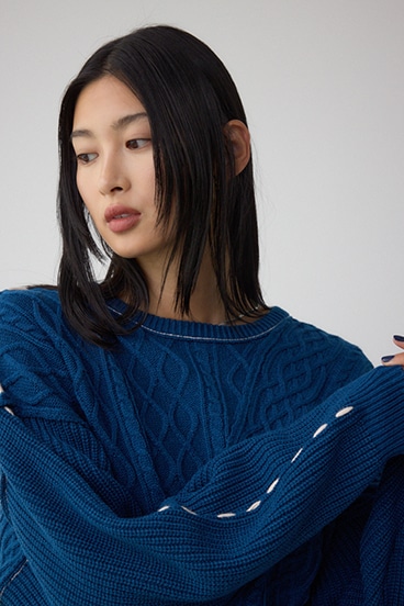 ステッチデザインケーブルニット