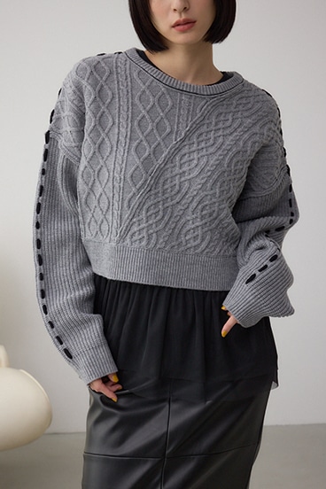 ステッチデザインケーブルニット