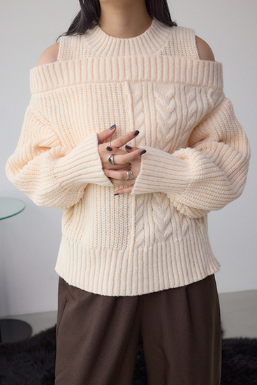 オープンショルダーケーブルニット
