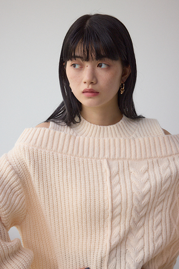 オープンショルダーケーブルニット