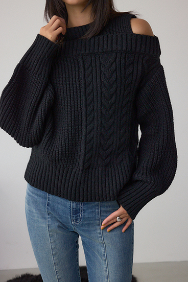 オープンショルダーケーブルニット