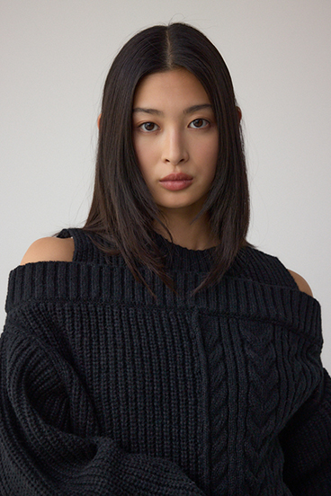 オープンショルダーケーブルニット