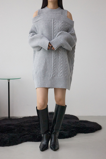 オープンショルダーケーブルニット