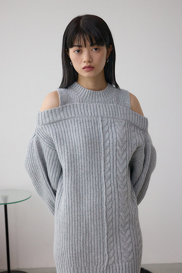 オープンショルダーケーブルニット