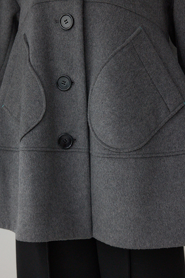 【PLUS】ボリュームスリーブペプラムコート 詳細画像