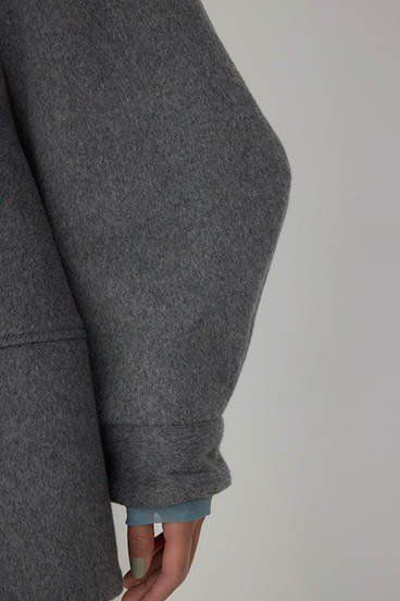 【PLUS】ボリュームスリーブペプラムコート 詳細画像