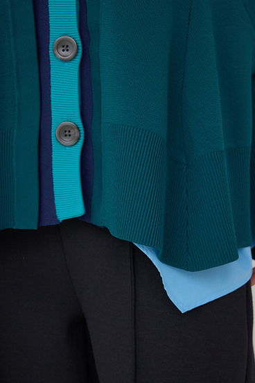 【PLUS】レイヤードペプラムニットカーディガン 詳細画像