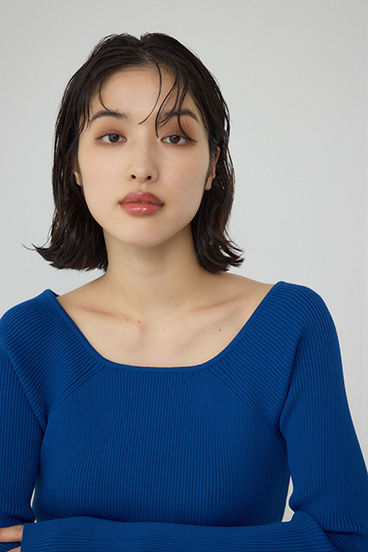 【PLUS】オフショルダーペプラムニット