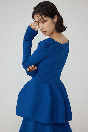 【PLUS】オフショルダーペプラムニット 詳細画像