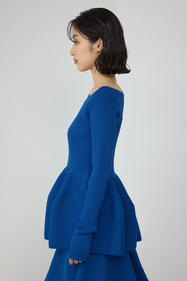 【PLUS】オフショルダーペプラムニット 詳細画像