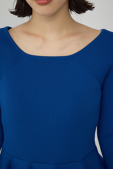 【PLUS】オフショルダーペプラムニット 詳細画像