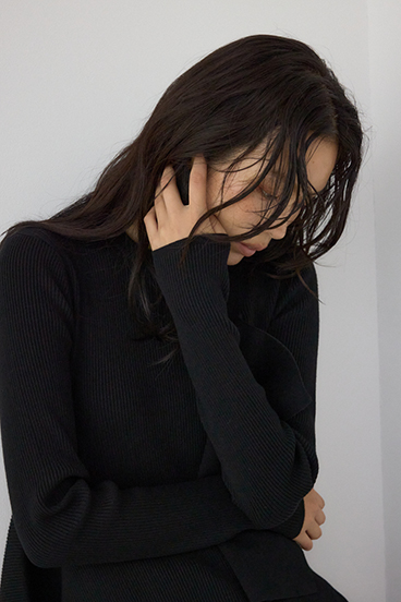 【PLUS】アシンメトリードレープニット