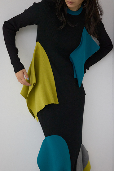 【PLUS】アシンメトリードレープニット