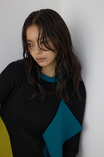 【PLUS】アシンメトリードレープニット