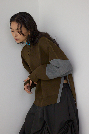 【PLUS】レイヤードライクブロッキングプルオーバー 詳細画像