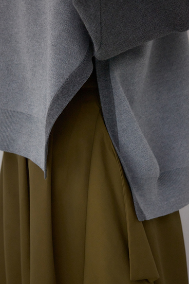 【PLUS】レイヤードライクブロッキングプルオーバー 詳細画像