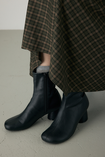 【crie conforto】ラウンドトゥストレッチブーツ