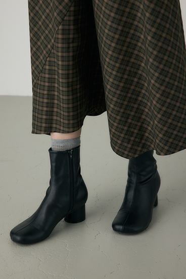 【crie conforto】ラウンドトゥストレッチブーツ