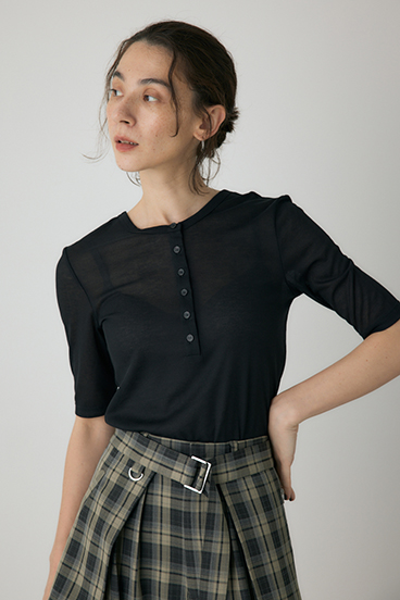 【crie conforto】バックオープンヘンリーネックTシャツ